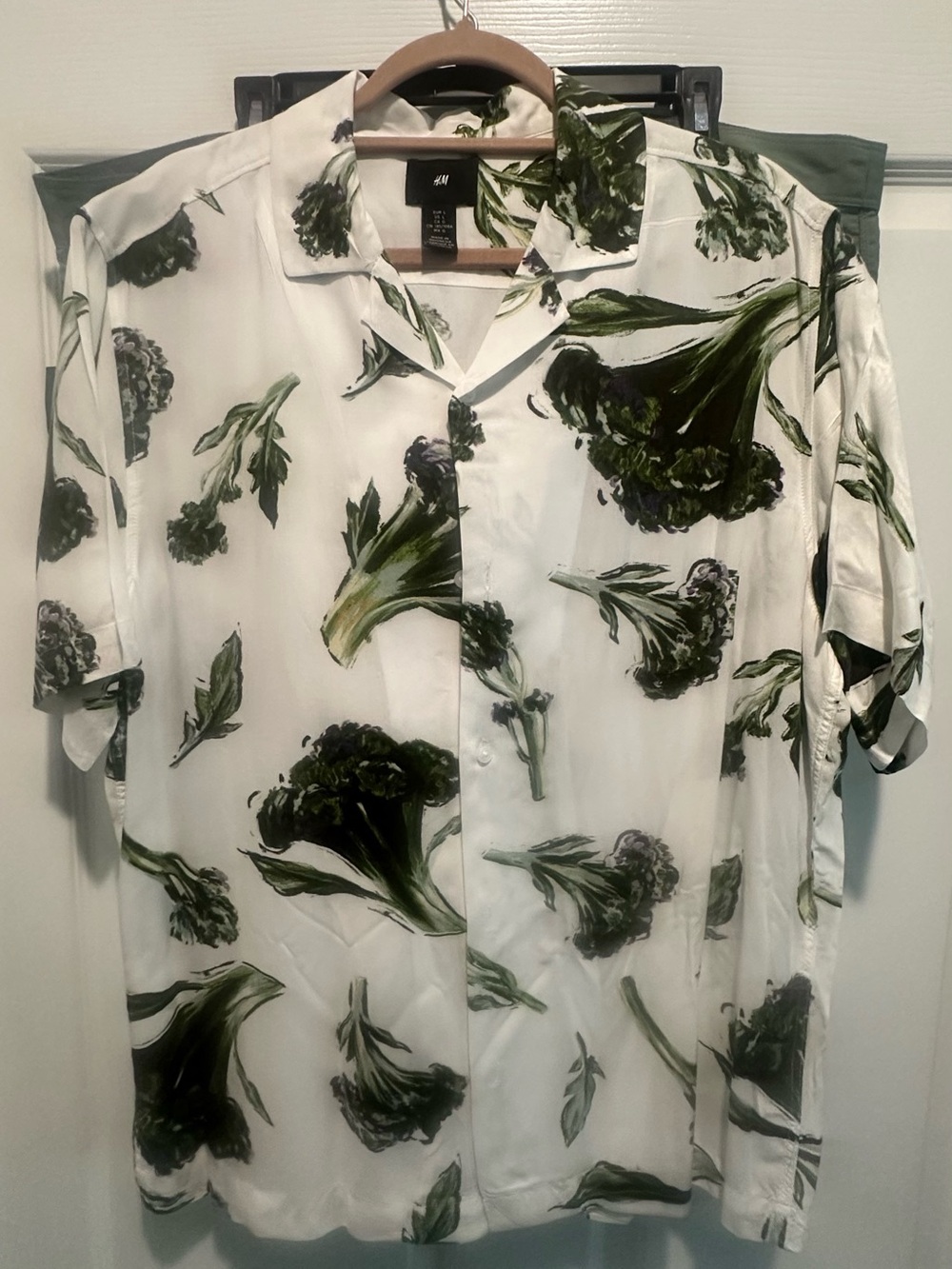 H&M White Short-Sleeve Button-Down Shirt with Green Botanical Print